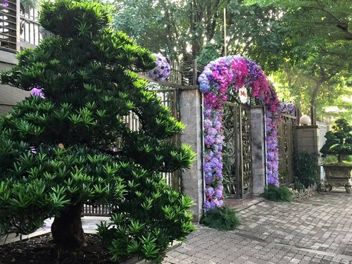 20160921155728 trang tri nha 1 Học hỏi cô dâu Sài Gòn sử dụng cả vườn hoa tím tuyệt đẹp để trang trí nhà ngày cưới