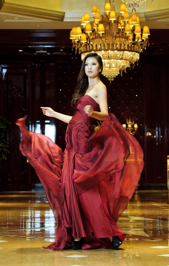 e9891f6401b294ab77d7f757a7633979 Cận cảnh nhan sắc của tân Miss World 2012   Vu Văn Hà