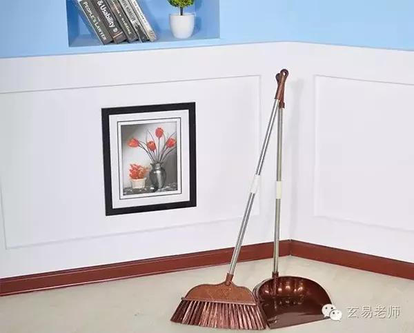 Chổi quét nhà cũng ảnh hưởng đến phong thủy, không được đặt tùy tiện như trước giờ chúng ta vẫn làm đâu - Ảnh 2. photo 1 152353630878635664088 Chổi quét nhà có ảnh hưởng tới phong thủy như thế nào và không được đặt tùy tiện như trước giờ chúng ta vẫn làm đâu